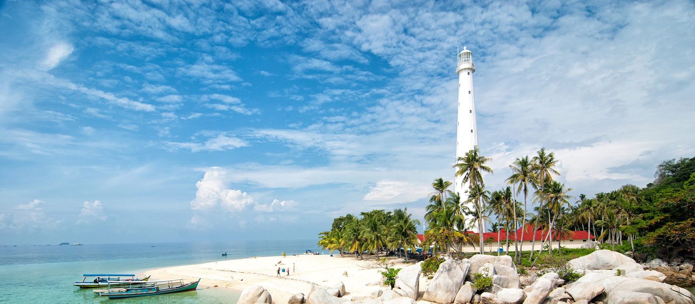 Mercusuar Pulau Lengkuas dan pantai berbatu granit Belitung