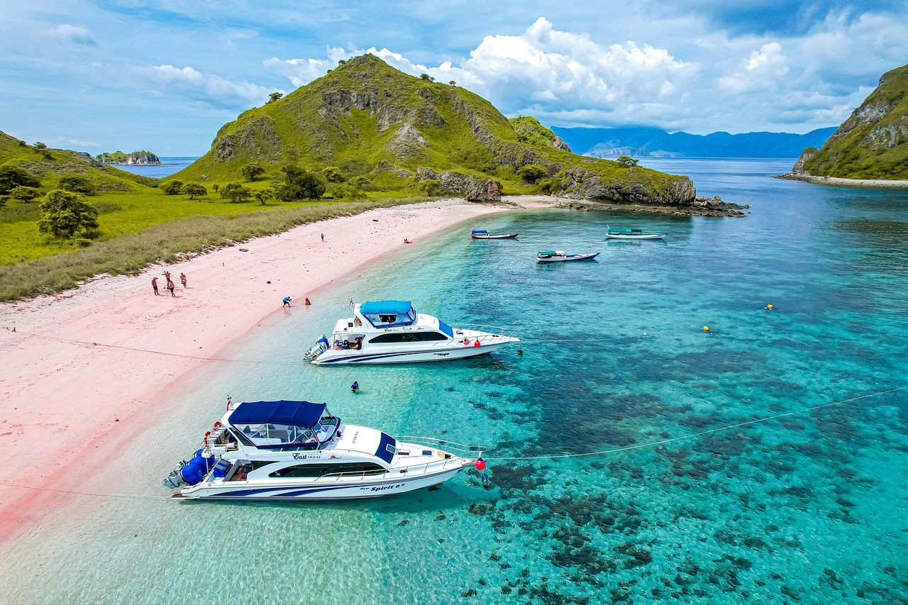 Kapal wisata bersandar di Pink Beach Labuan Bajo