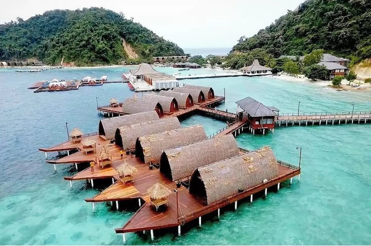 Cottage di atas laut dengan air jernih di kawasan Teluk Lampung