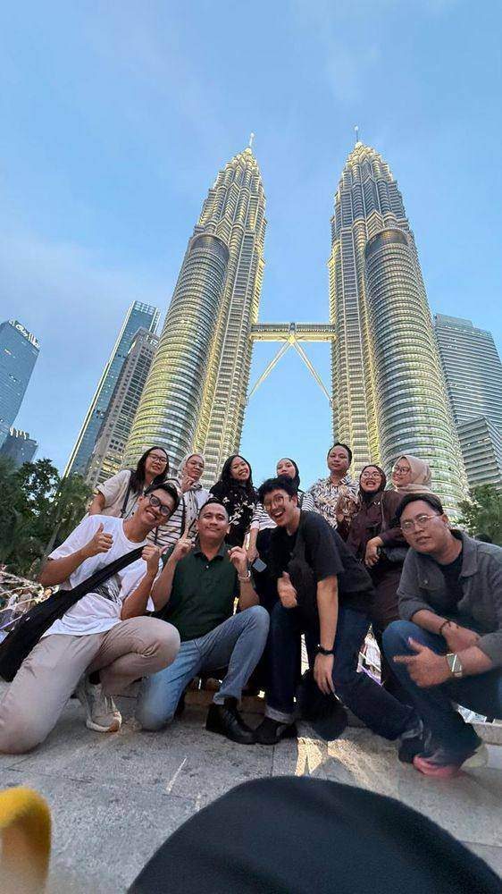 Menara kembar Petronas Kuala Lumpur pada waktu senja
