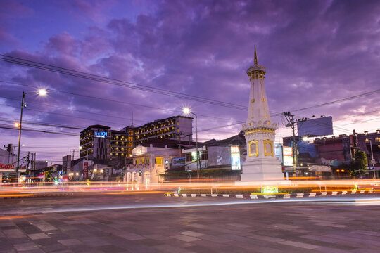 Tugu Yogyakarta pada waktu senja