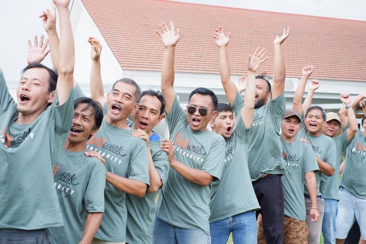 Peserta outing bersorak saat yel-yel kelompok