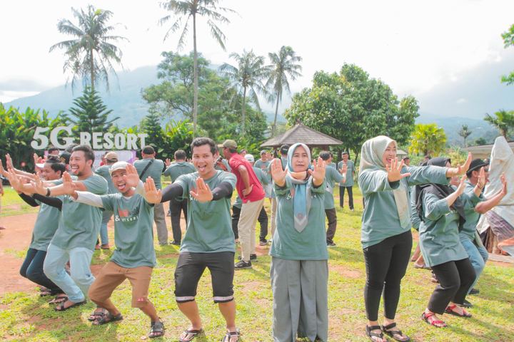 Peserta gathering senam bersama di lapangan rumput