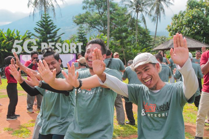 Peserta tertawa saat sesi ice breaking