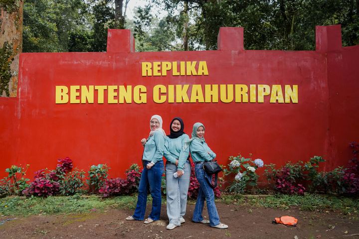 Peserta berfoto di depan Replika Benteng Cikahuripan