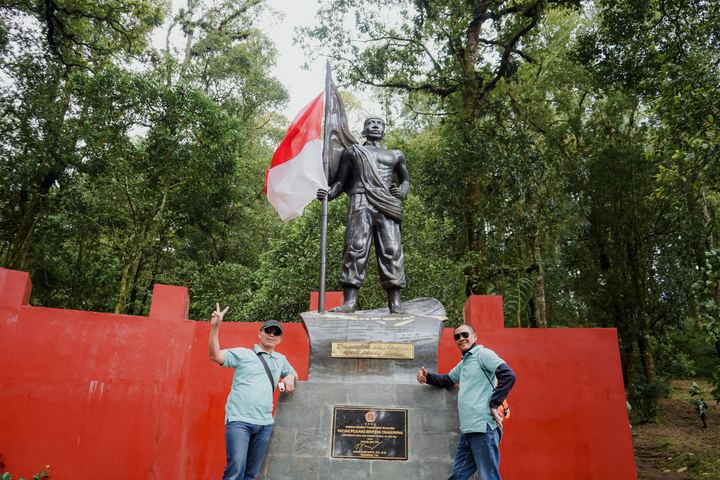 Peserta berfoto di Patung Pejuang Benteng Cikahuripan