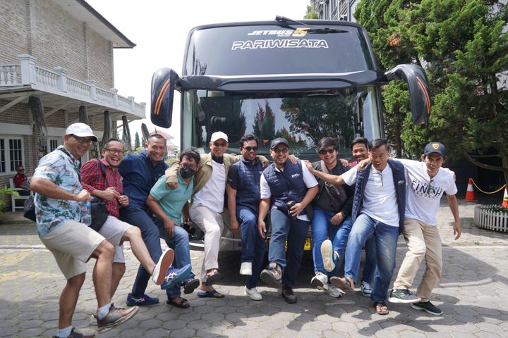 Rombongan peserta berfoto di depan bus pariwisata Jetbus 5