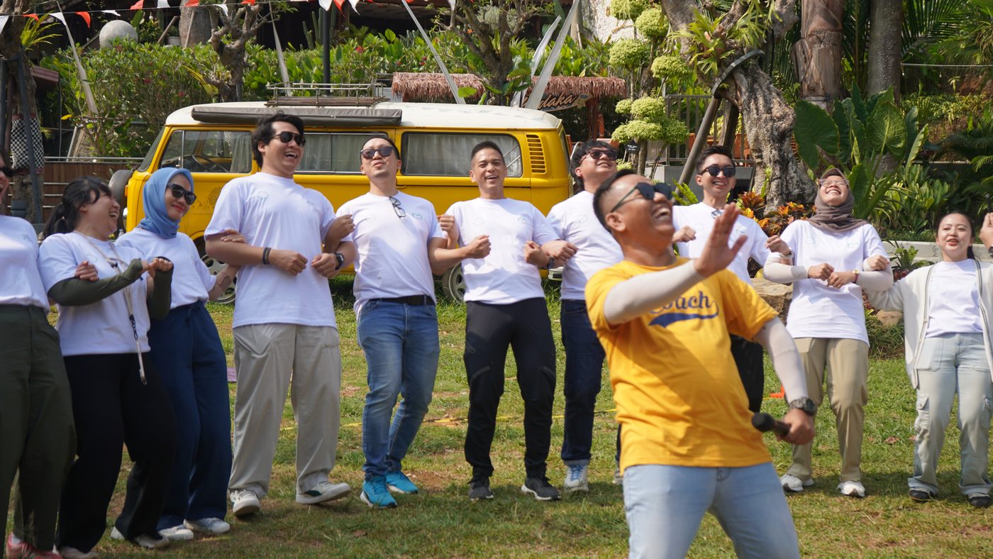 Permainan kekompakan di lapangan terbuka
