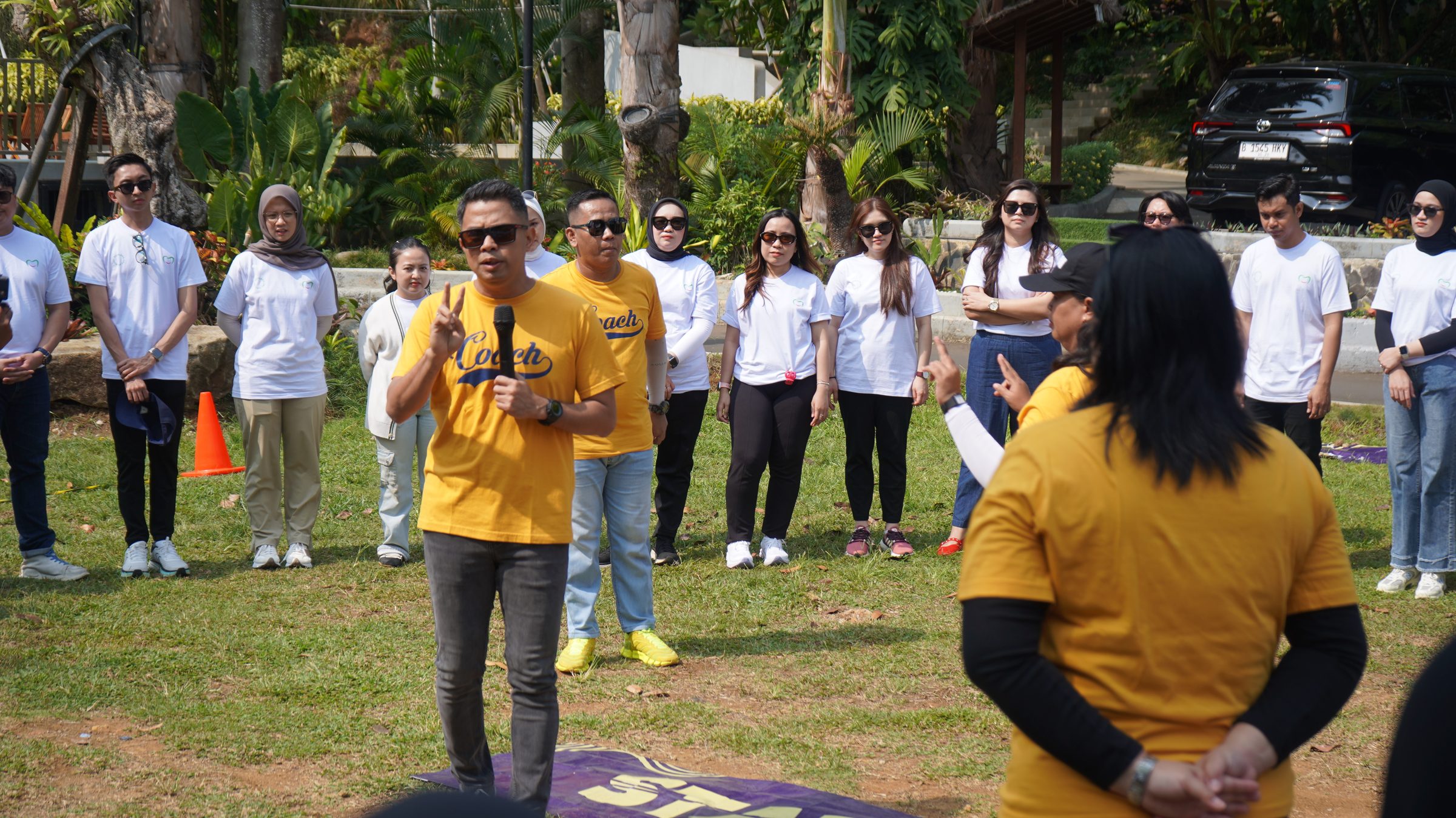 Fasilitator IJK memandu pengarahan permainan di hadapan peserta