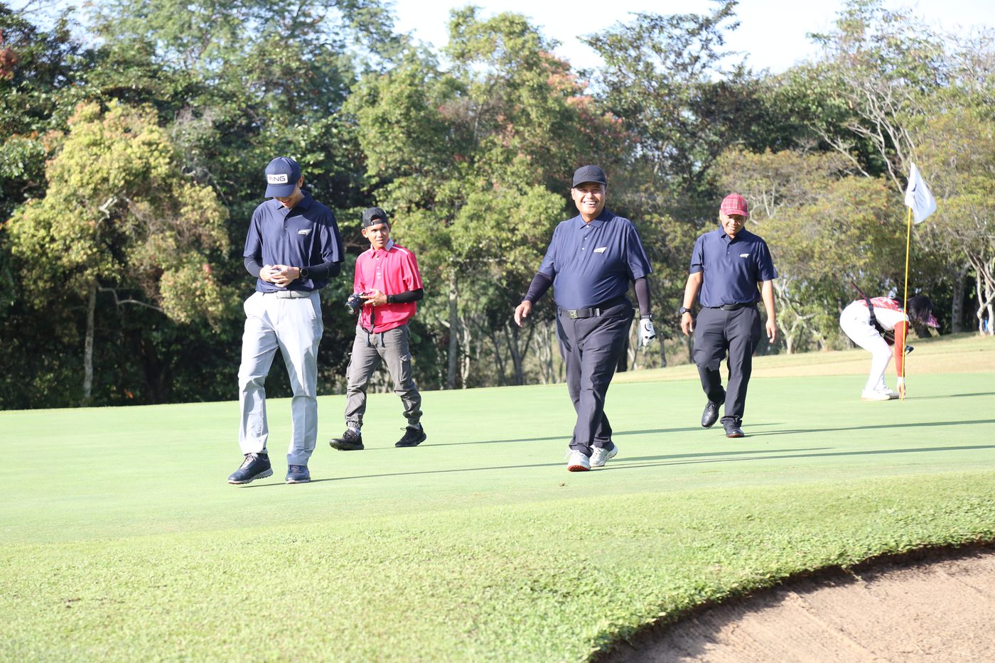 Peserta dan caddy menuju hole berikutnya