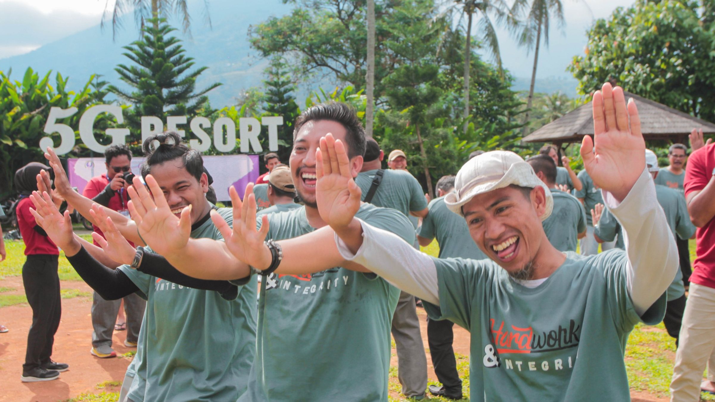 Peserta tertawa sambil menari dalam sesi ice breaking di area resort