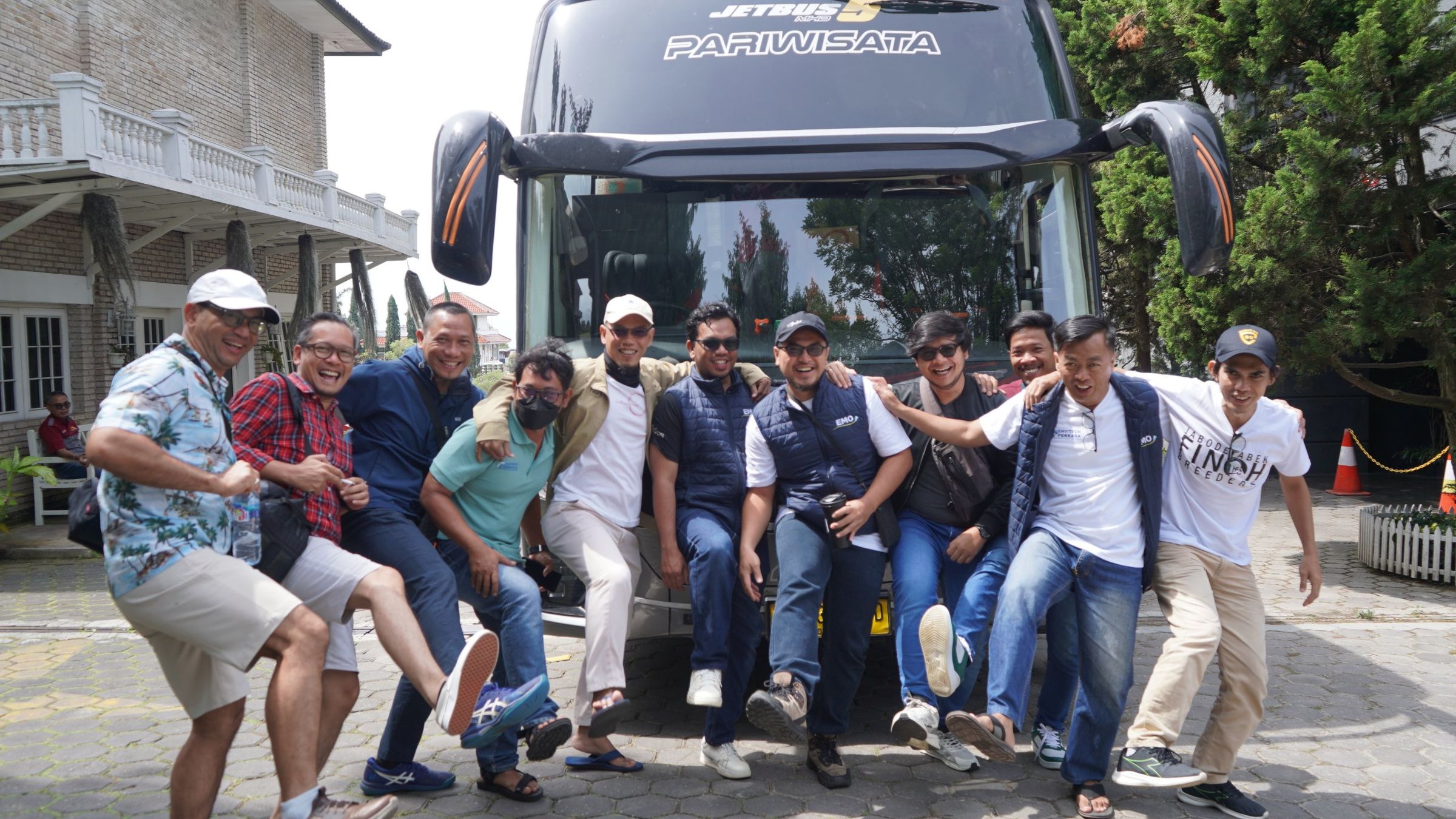 Rombongan peserta berfoto di depan bus pariwisata Jetbus 5