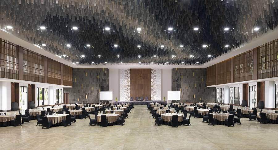 Ruang ballroom tertata untuk rapat kerja perusahaan