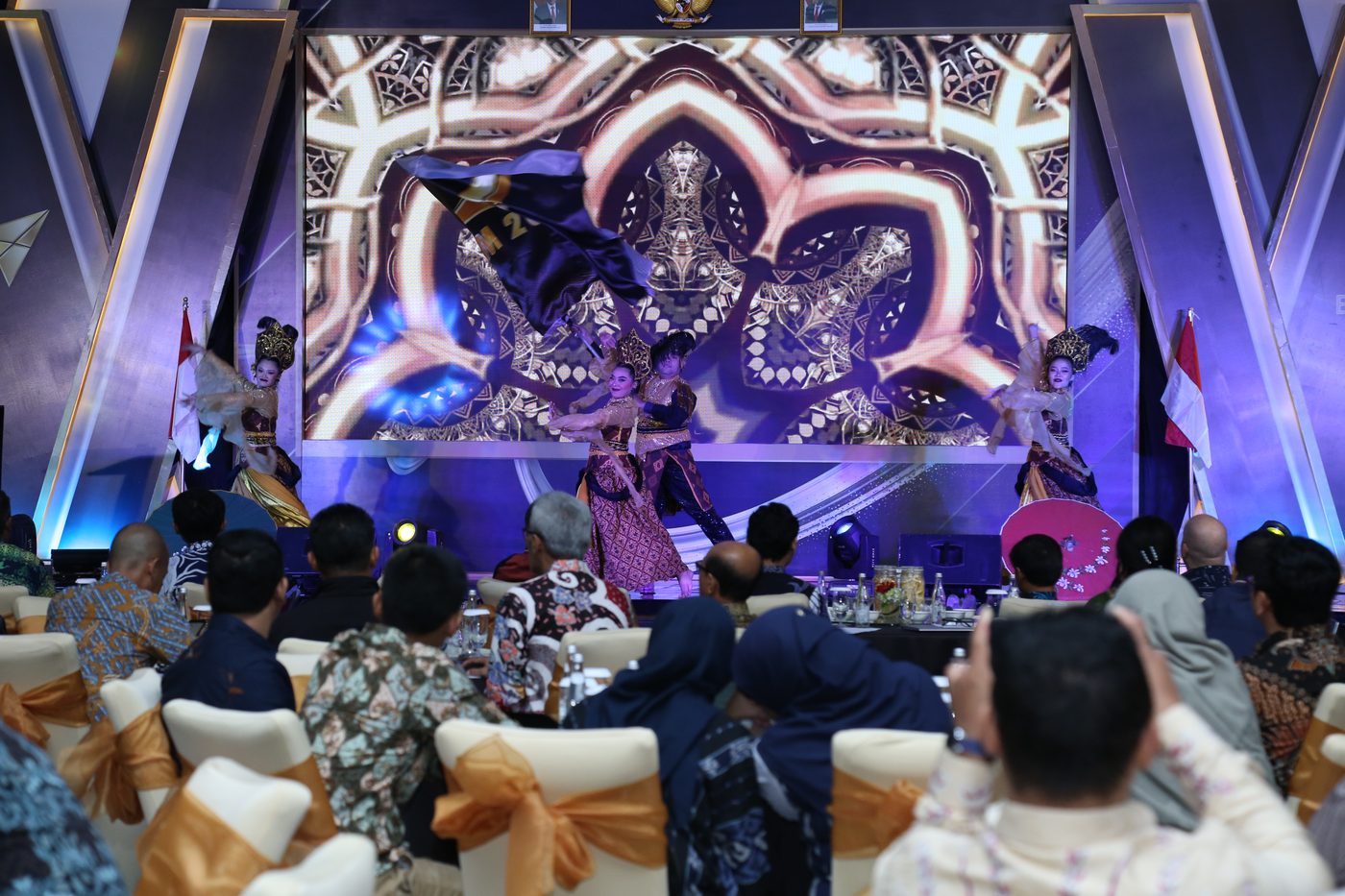 Tarian pembuka di atas panggung LED