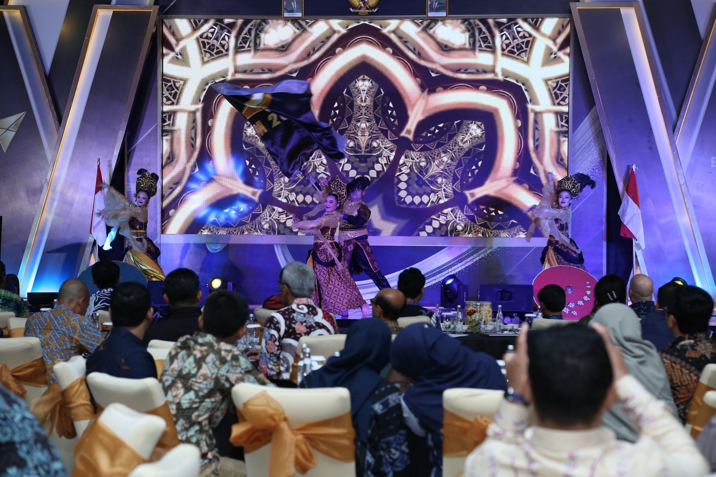 Penari membawakan tarian tradisional di panggung LED acara gala dinner korporat