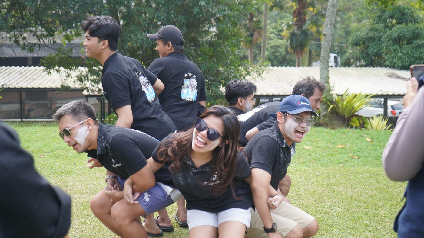 Regu berpegangan menembus garis akhir