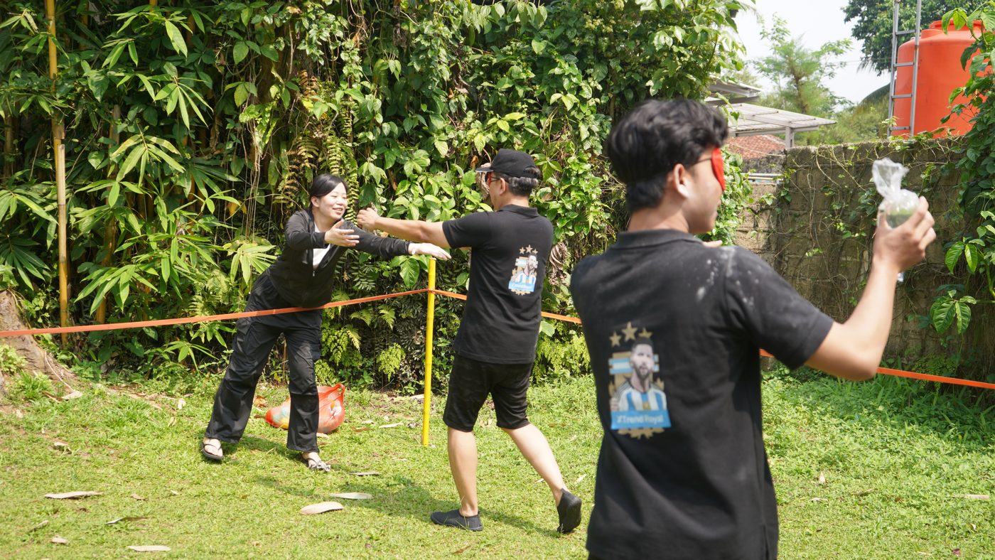 Lempar tangkap balon air antar pos